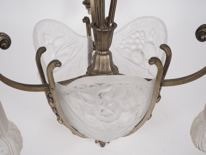 P. GILLES. Lustre de style Art Déco en verre sablé, monture en fer for