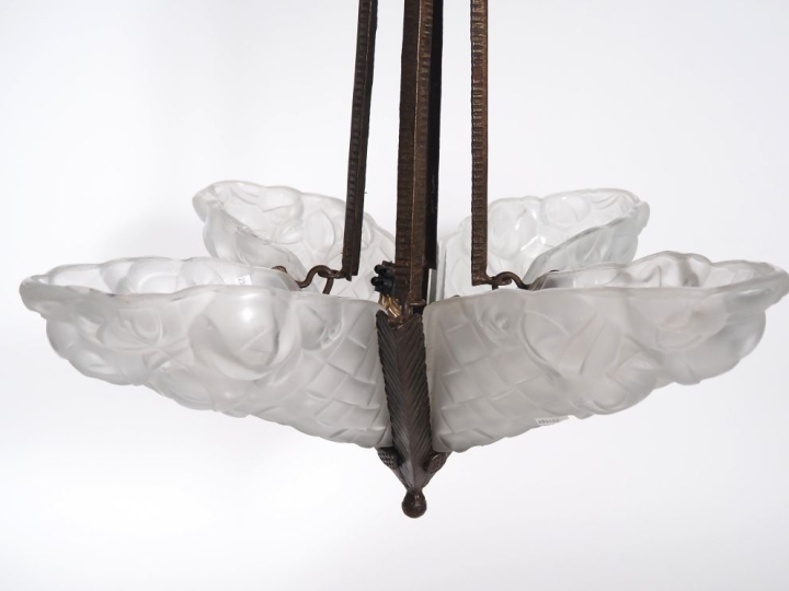 DEGUE. Plafonnier de style Art Déco en verre sablé, monture en fer for