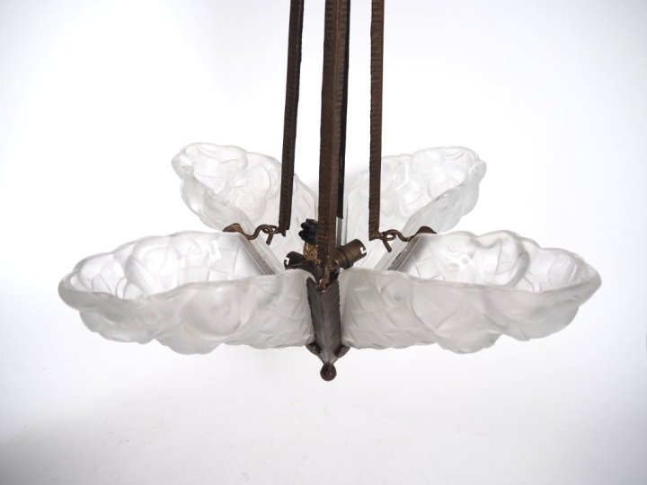 DEGUE. Plafonnier de style Art Déco en verre sablé, monture en fer for