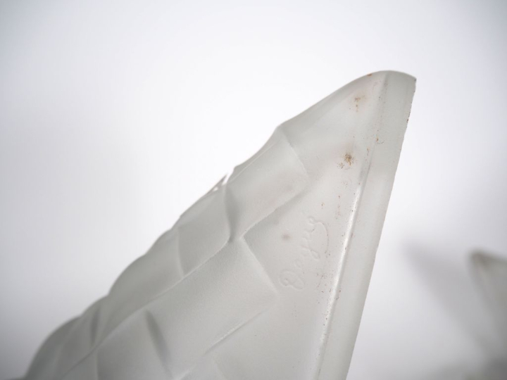 DEGUE. Plafonnier de style Art Déco en verre sablé, monture en fer for