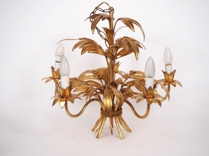 Lustre années 50 en tôle dorée à décor de branchages, éclairant à 5 lu