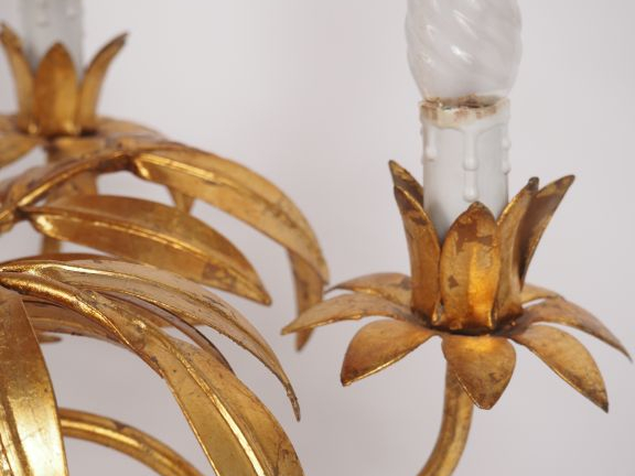 Lustre années 50 en tôle dorée à décor de branchages, éclairant à 5 lu