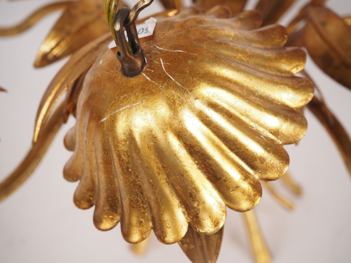 Lustre années 50 en tôle dorée à décor de branchages, éclairant à 5 lu