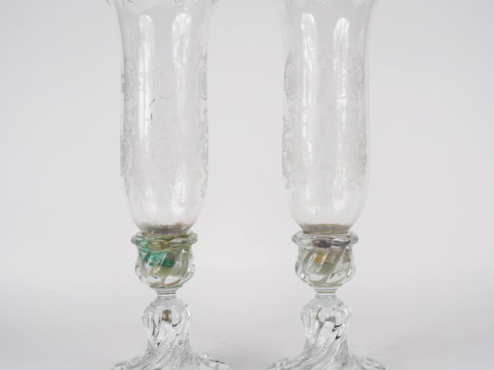 BACCARAT.  Paire de photophores en cristal moulé et gravé, à décor de 
