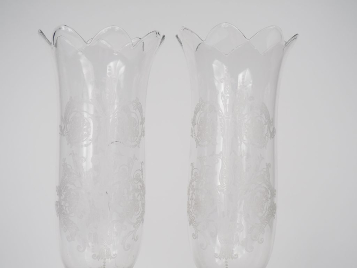 BACCARAT.  Paire de photophores en cristal moulé et gravé, à décor de 