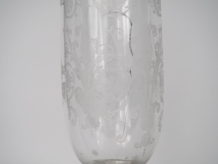 BACCARAT.  Paire de photophores en cristal moulé et gravé, à décor de 