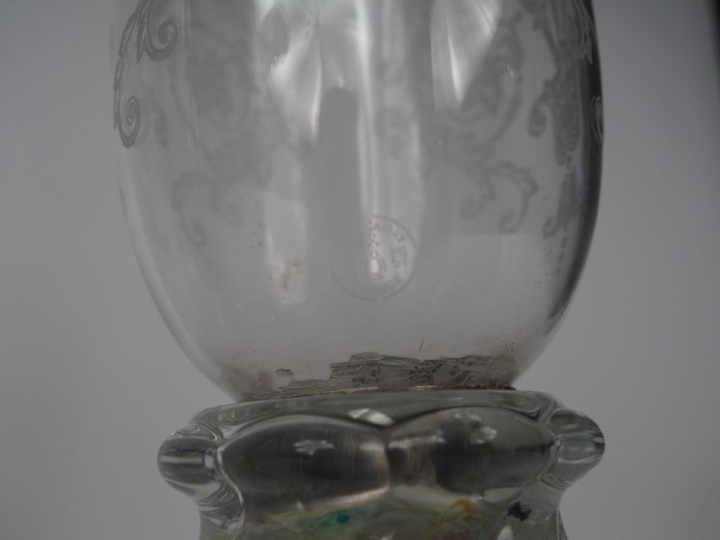 BACCARAT.  Paire de photophores en cristal moulé et gravé, à décor de 