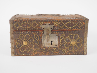 Vente aux enchères Coffret de style Louis XIV en cuir et métal clouté. Dim. 14,5 x 30 x 2