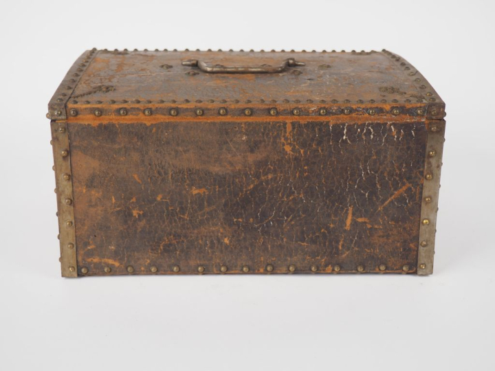 Coffret de style Louis XIV en cuir et métal clouté. Dim. 14,5 x 30 x 2