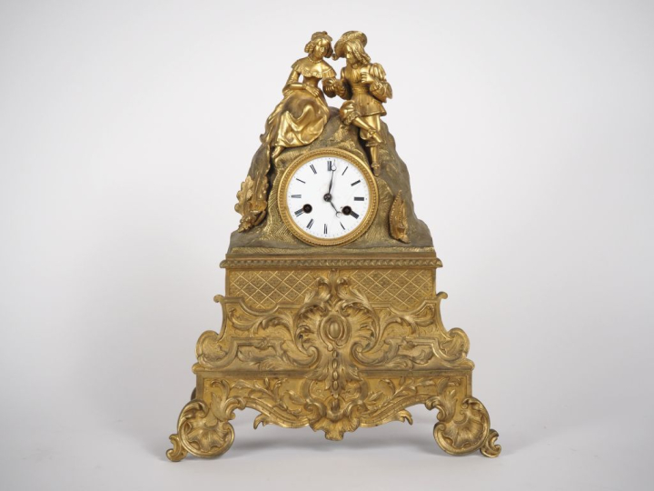 Pendule Restauration en bronze doré, à décor de scène galante, cadran 