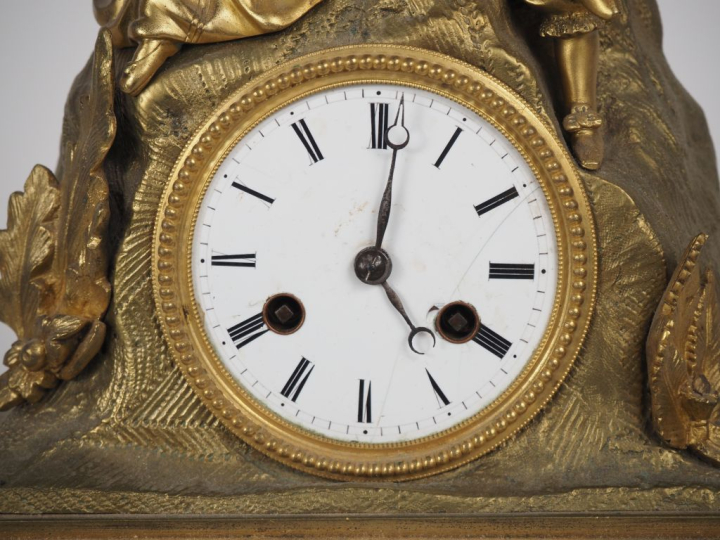 Pendule Restauration en bronze doré, à décor de scène galante, cadran 