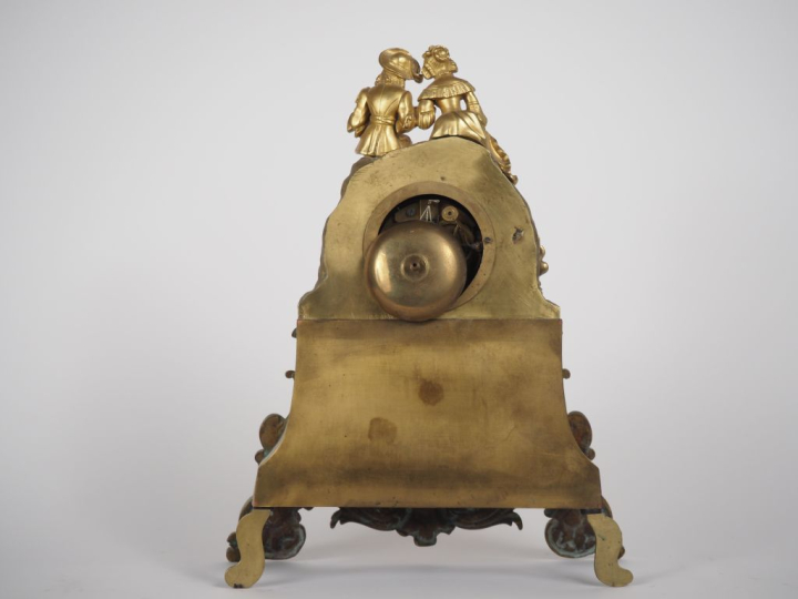 Pendule Restauration en bronze doré, à décor de scène galante, cadran 