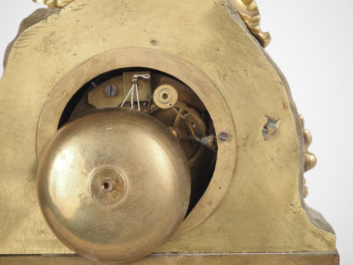 Pendule Restauration en bronze doré, à décor de scène galante, cadran 