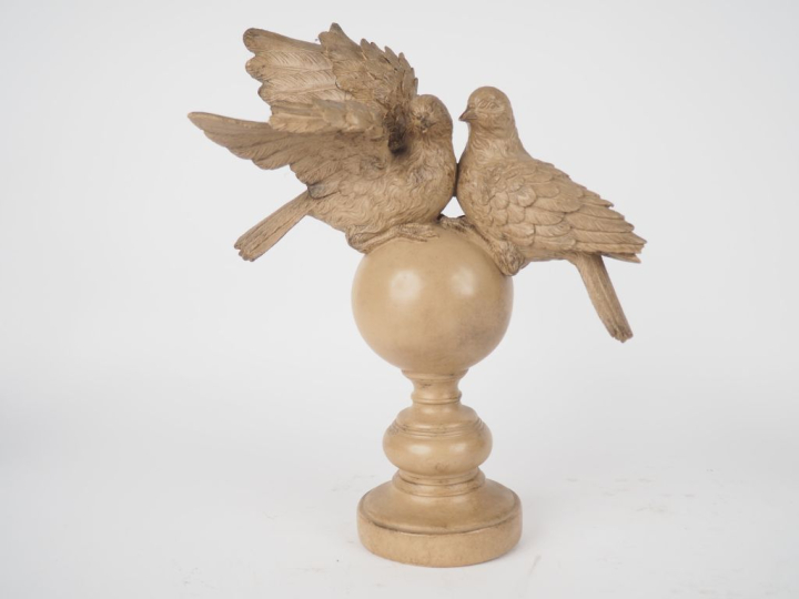 Groupe en bois sculpté et laqué gris trianon à décor de deux tourterel