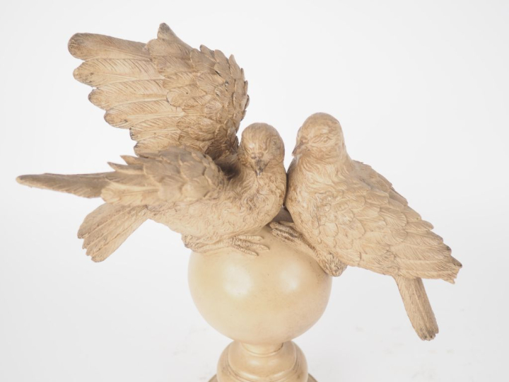 Groupe en bois sculpté et laqué gris trianon à décor de deux tourterel