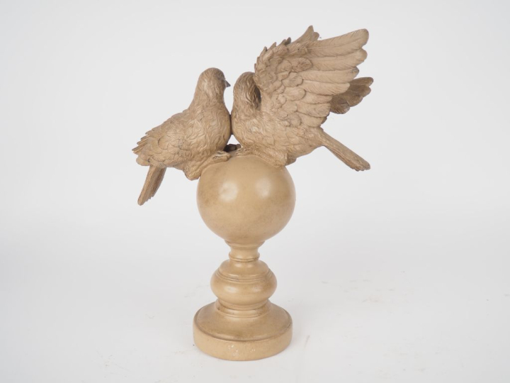 Groupe en bois sculpté et laqué gris trianon à décor de deux tourterel