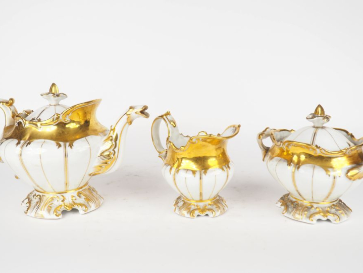 Théière, sucrier, pot à lait Napoléon III en porcelaine de Paris, blan