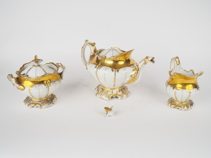 Théière, sucrier, pot à lait Napoléon III en porcelaine de Paris, blan