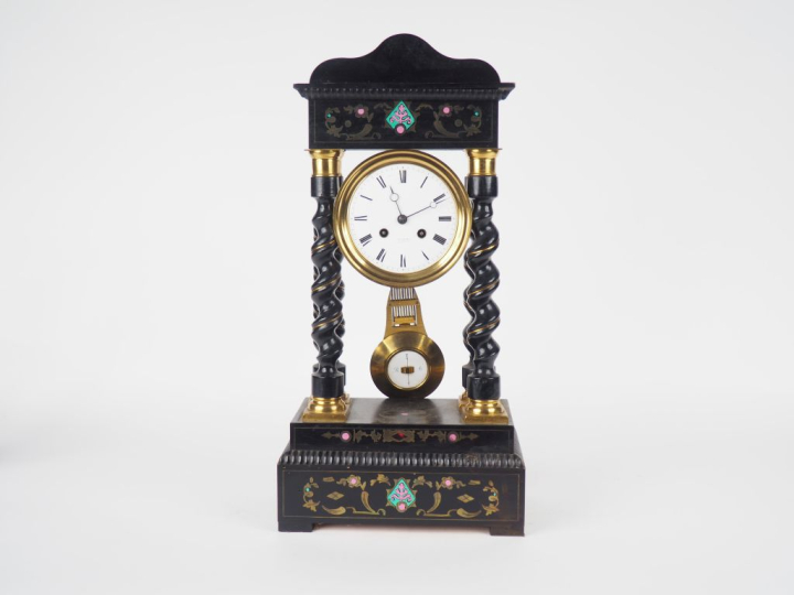 Pendule portique Napoléon III en marqueterie Boulle et bois noirci, à 