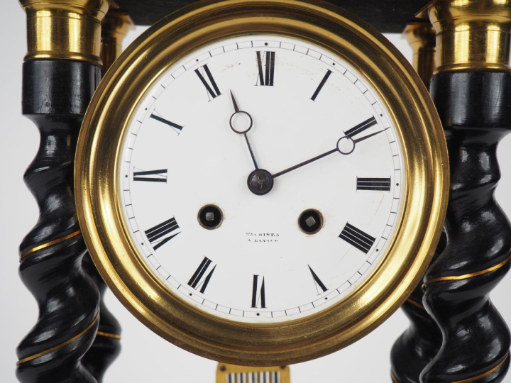 Pendule portique Napoléon III en marqueterie Boulle et bois noirci, à 