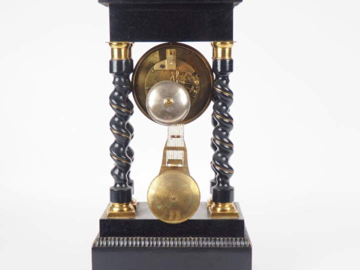 Pendule portique Napoléon III en marqueterie Boulle et bois noirci, à 
