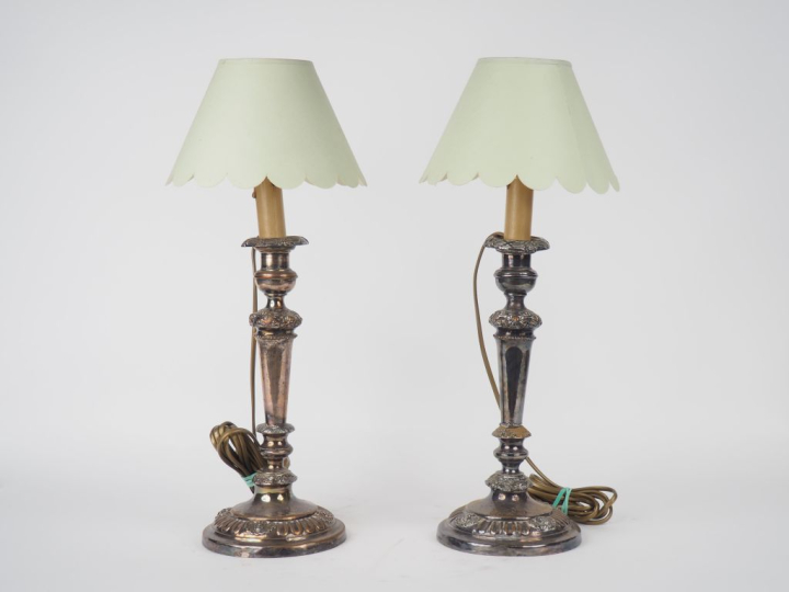 Paire de bougeoirs Restauration en métal argenté, à décor de masques, 