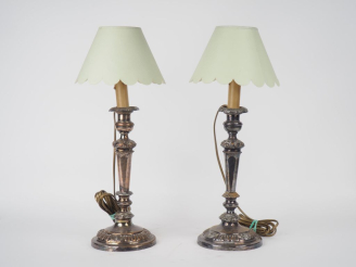 Vente aux enchères Paire de bougeoirs Restauration en métal argenté, à décor de masques, 