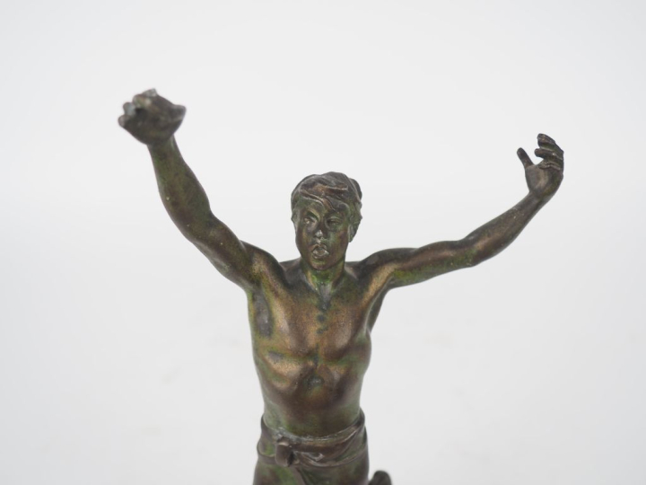 G. BAREAU.  "Vox pacis" Sujet en régule à patine verte sur un socle à 