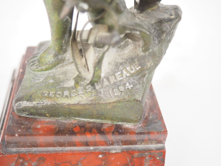 G. BAREAU.  "Vox pacis" Sujet en régule à patine verte sur un socle à 