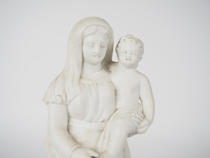 Statuette "Vierge à l'enfant" en porcelaine et biscuit de Paris en bla