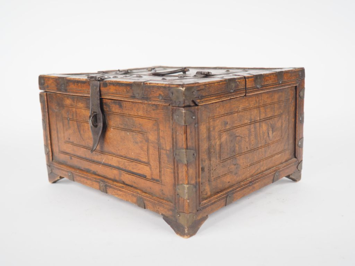 Coffret de voyage en bois mouluré, ouvrant à un abattant. Dim. 16,5 x 
