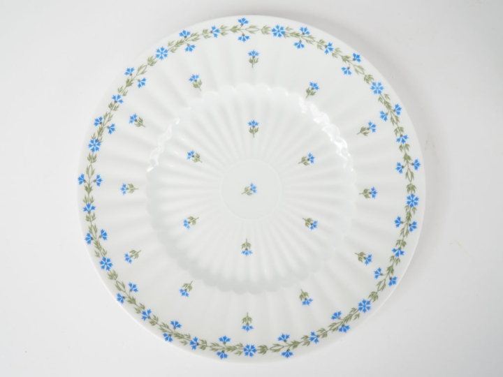 LIMOGES France. Partie de service à dessert en porcelaine décor aux ba