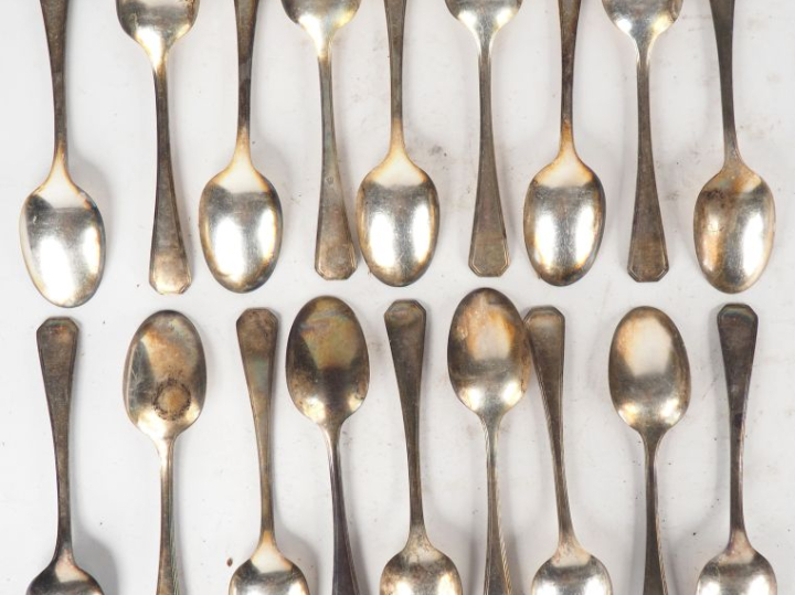 CHRISTOFLE. Partie de ménagère en métal argenté modèle Art Déco. Compr