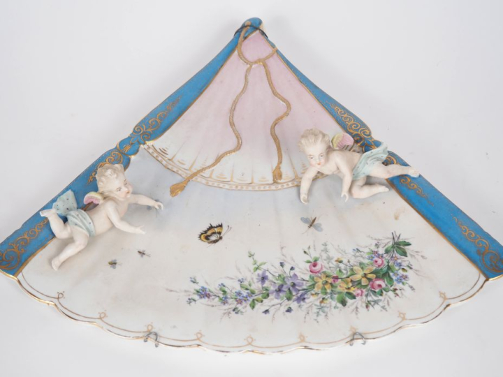 Présentoir à hors d'œuvre en biscuit et porcelaine à décor d'angelots 