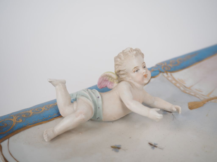 Présentoir à hors d'œuvre en biscuit et porcelaine à décor d'angelots 