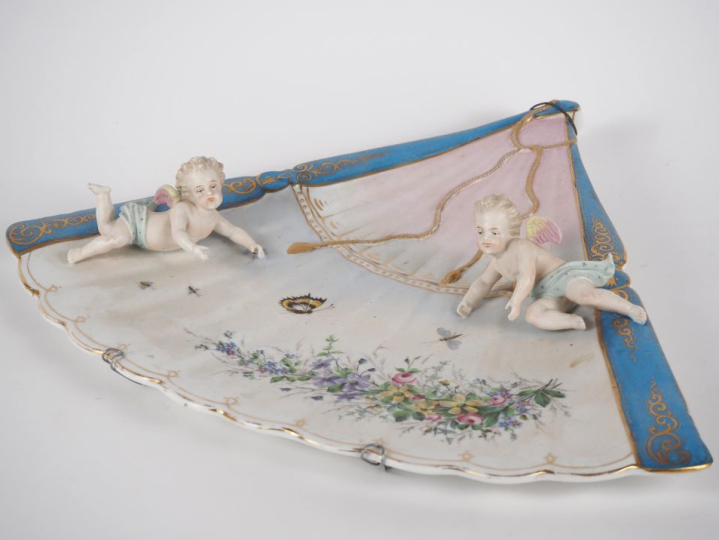 Présentoir à hors d'œuvre en biscuit et porcelaine à décor d'angelots 
