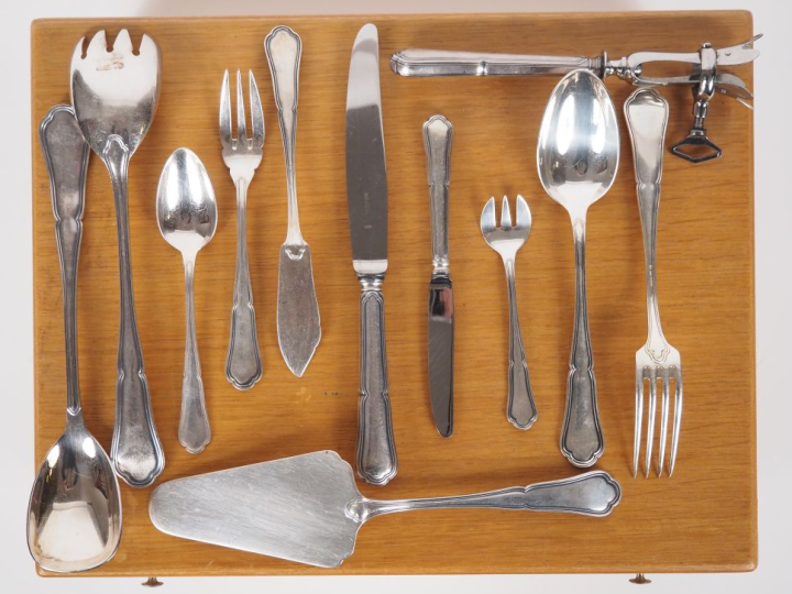 Partie de ménagère en métal argenté, modèle à filet dans son coffret. 