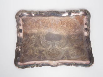 Vente aux enchères Plateau en métal argenté de style Louis XV à décor ciselé de rinceaux 