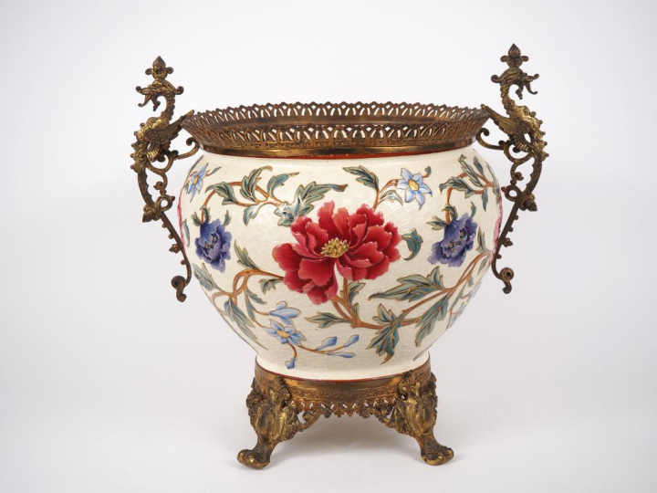SARREGUEMINES (?). Grande potiche en faïence fine à décor polychrome d