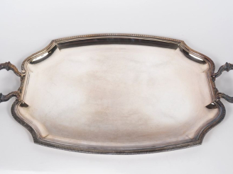 Vente aux enchères AUCOC Paris. Plateau en métal argenté à décor de godrons. Dim. 4,5 x 6