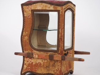 Vente aux enchères Chaise à porteur miniature en verre et bois gainé de tissu. Dim. 31,5 
