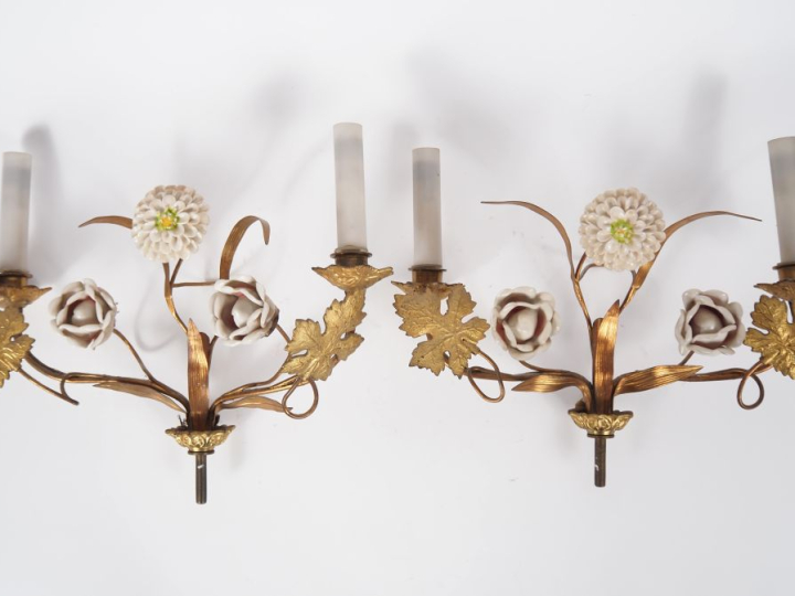 2 éléments de candélabres en bronze laiton et porcelaine, à décor de f