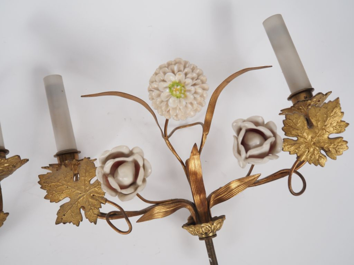 2 éléments de candélabres en bronze laiton et porcelaine, à décor de f