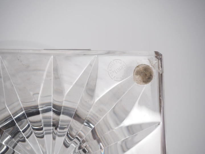 SAINT LOUIS. Vase Médicis en cristal taillé. Signé.  H. 25,5 cm.