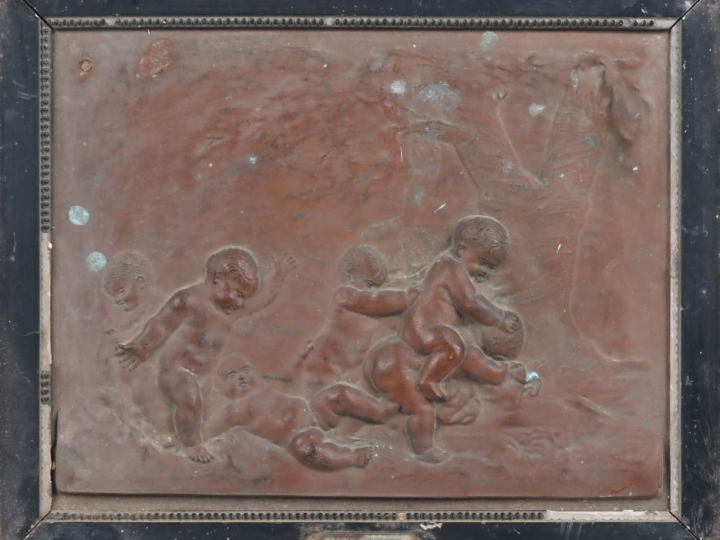 Plaque Napoléon III en régule à patine brune, "saute-mouton". Dim. 21 