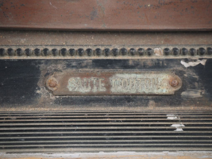 Plaque Napoléon III en régule à patine brune, "saute-mouton". Dim. 21 