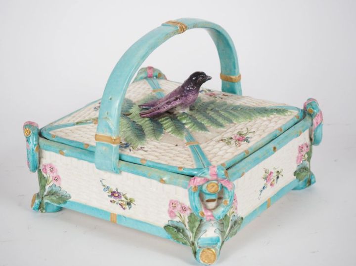 Pot couvert en faïence polychrome figurant un sac en osier à décor de 