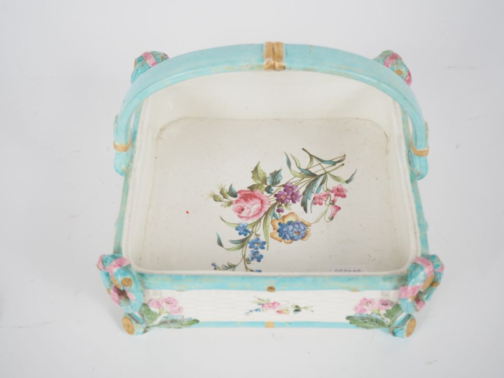 Pot couvert en faïence polychrome figurant un sac en osier à décor de 