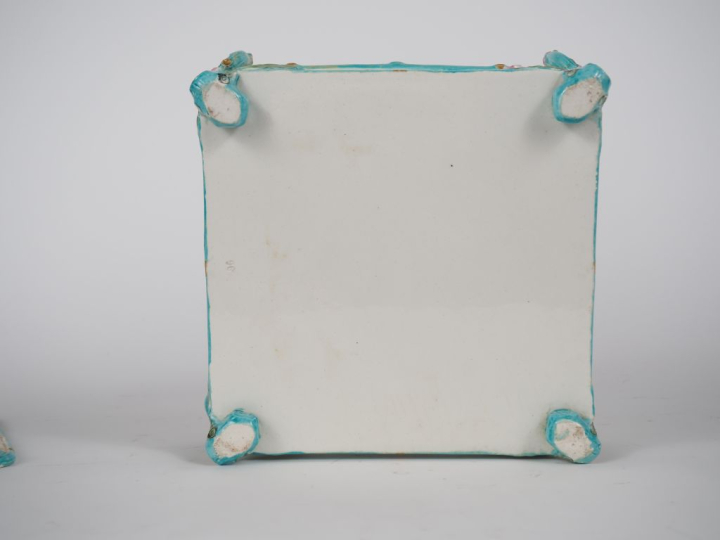 Pot couvert en faïence polychrome figurant un sac en osier à décor de 