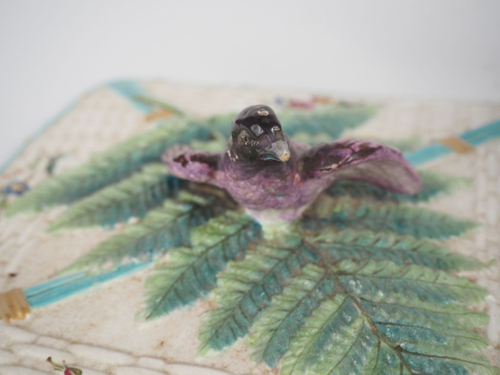 Pot couvert en faïence polychrome figurant un sac en osier à décor de 